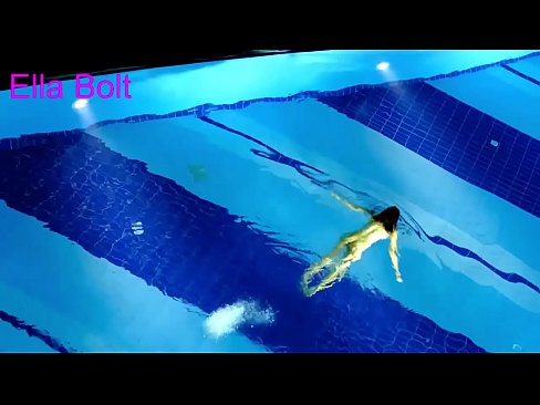 ❤️ मी पाहणे थांबवू शकत नाही, तरुण गोरा ELLA BOLT रिसॉर्ट पूलमध्ये नग्न पोहताना पकडला गेला ☑ आमच्याकडे ❌️❤